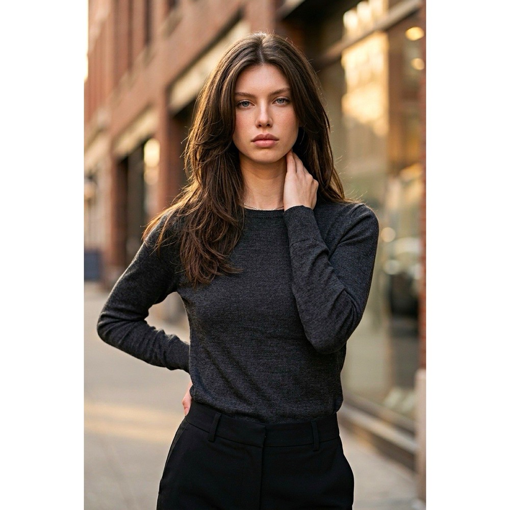 Uniqlo Womens M Gray 100% Wool Crew Neck Pullover Knit Long Sleeve Sweater